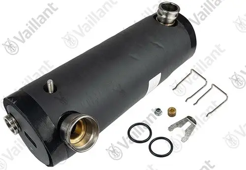 Schwarzer Vaillant Zusatzheizungswärmetauscher mit Anschlussöffnungen, Montageschrauben und Dichtungsringen. Einzelteile liegen um den Wärmetauscher herum.